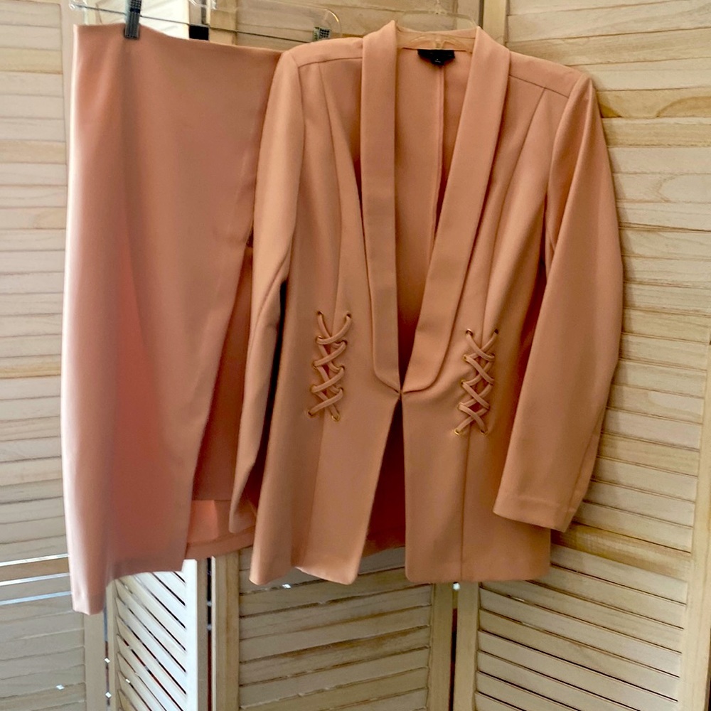 2piece peach/salmon color size 8 brand new non smokers